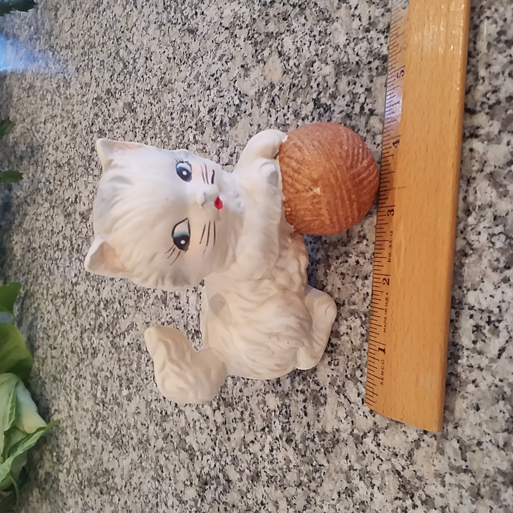 1950's MCM Playful White & Gray Kitten With Yarn Ceramic Figurine - Picture 4 of 8